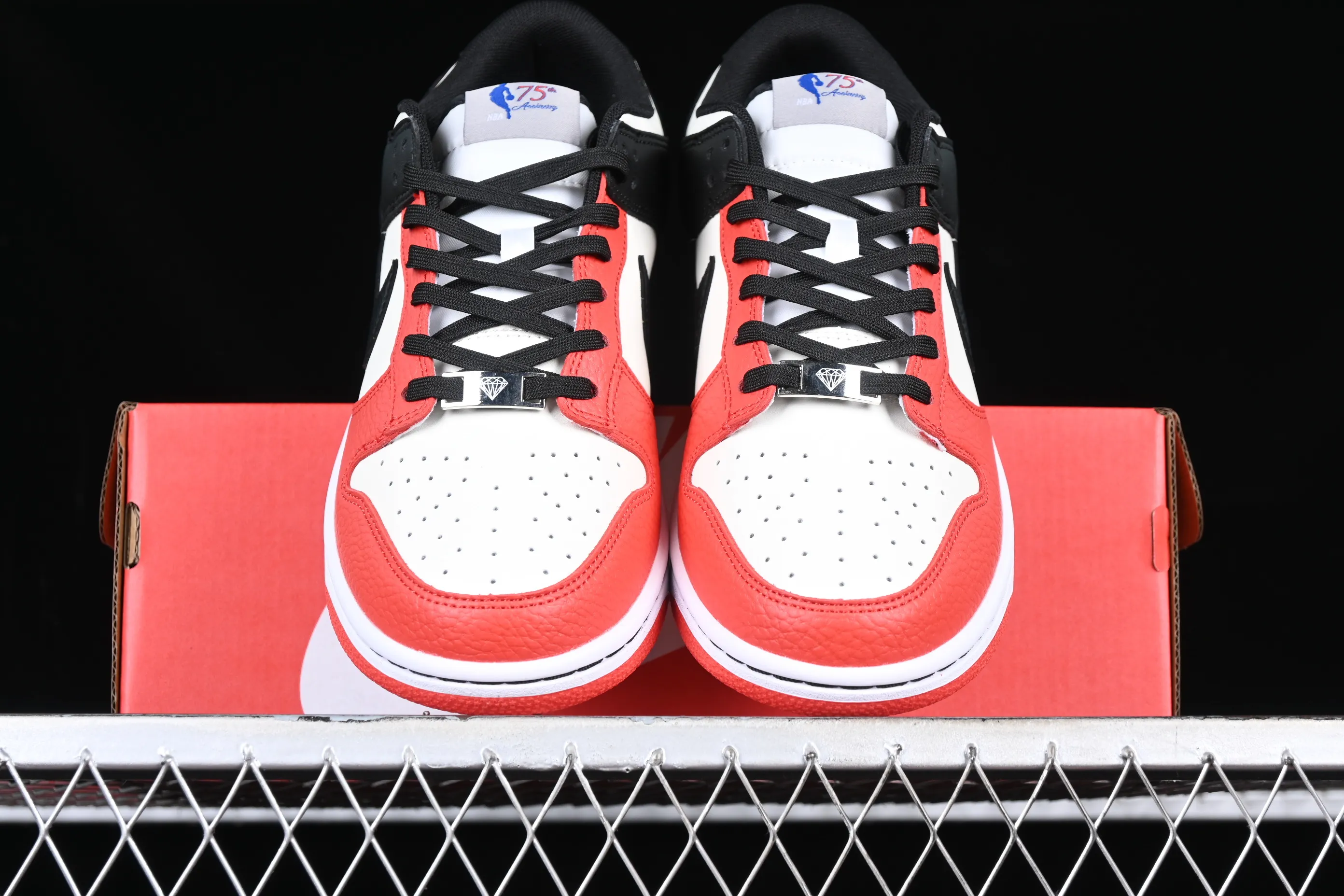 All categories Nk SB Dunk Series Nk SB Dunk Low low-top sneakers NBA x Nk Dunk Low EMB '75th Anniversary' NBA joint SB smashing backboard low-top sneakers DD3363-100